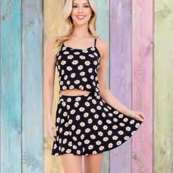 Zenana Outfitters Dresses & Skirts - Zenana Black White Daisy Floral Print Cami Top Skirt Set